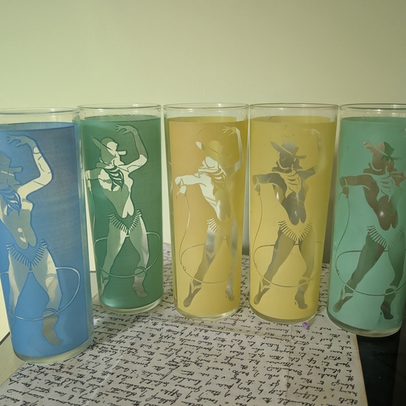 Vintage Cowgirl 1960s Dancing Figure Glass Set - Picture 2 of 13